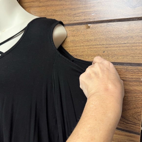Black Sleeveless Top cold shoulder criss cross pattern on chest size small - Picture 3 of 8
